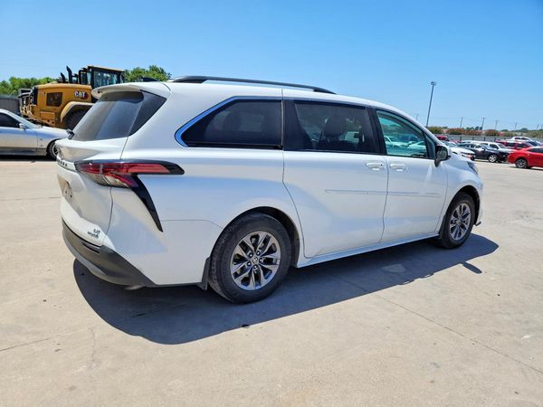 2022 TOYOTA SIENNA LE