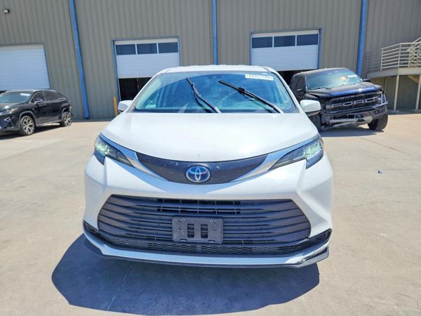 2022 TOYOTA SIENNA LE