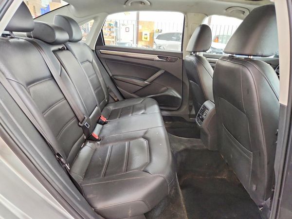 2017 VOLKSWAGEN PASSAT SE