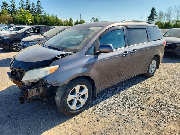 2012 TOYOTA SIENNA