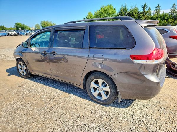 2012 TOYOTA SIENNA