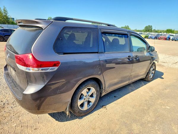 2012 TOYOTA SIENNA
