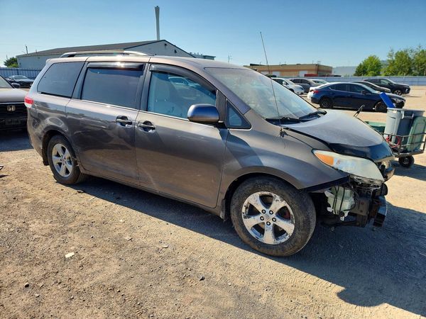 2012 TOYOTA SIENNA