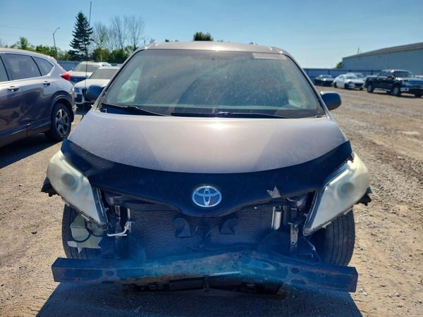 2012 TOYOTA SIENNA