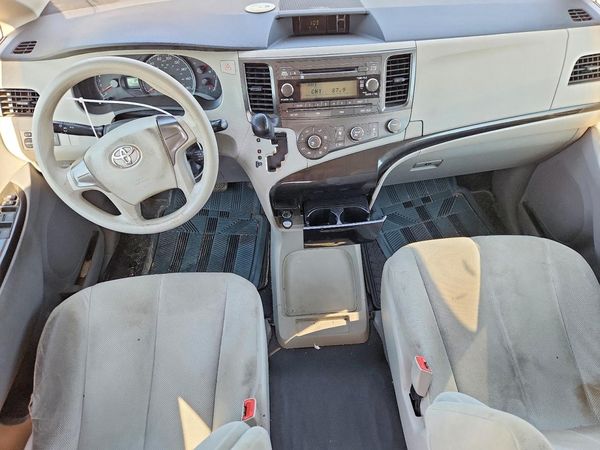 2012 TOYOTA SIENNA