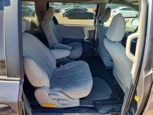 2012 TOYOTA SIENNA