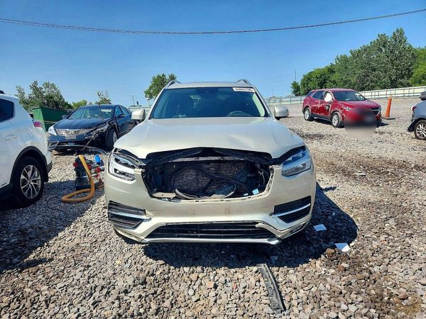 2018 VOLVO XC90 Momentum