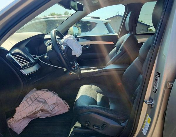 2018 VOLVO XC90 Momentum