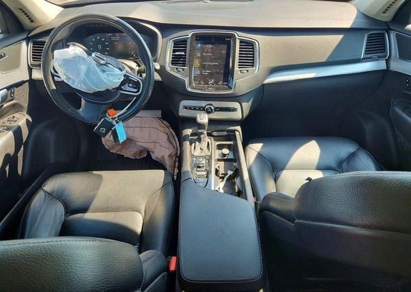 2018 VOLVO XC90 Momentum