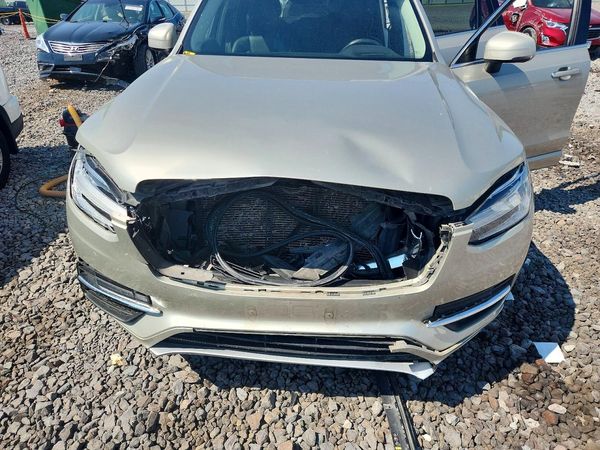2018 VOLVO XC90 Momentum