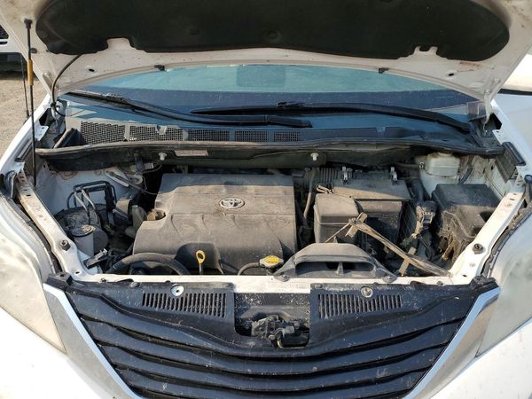 2013 TOYOTA SIENNA