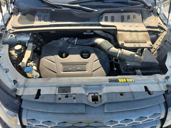 2015 LAND ROVER RANGEROVER Pure Plus — Engine bay