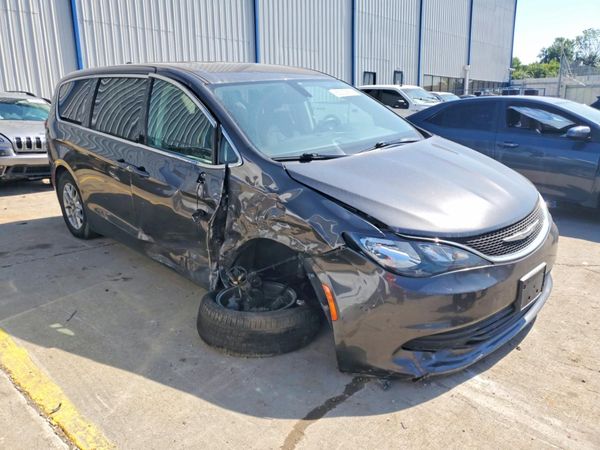 2017 CHRYSLER PACIFICA LX — Passenger 3/4