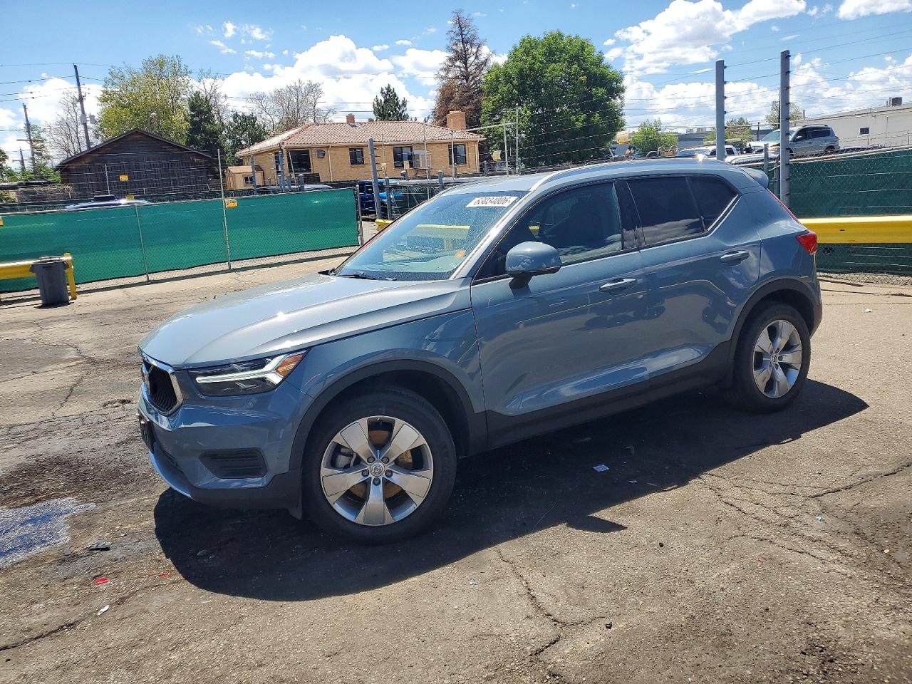 2020 VOLVO XC40 Momentum