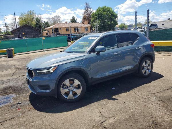 2020 VOLVO XC40 Momentum