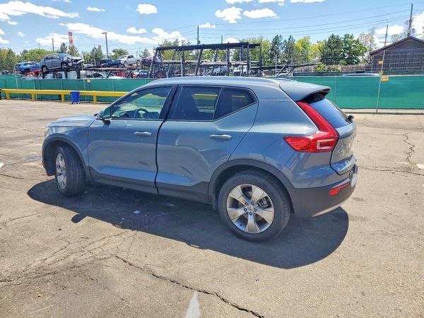 2020 VOLVO XC40 Momentum