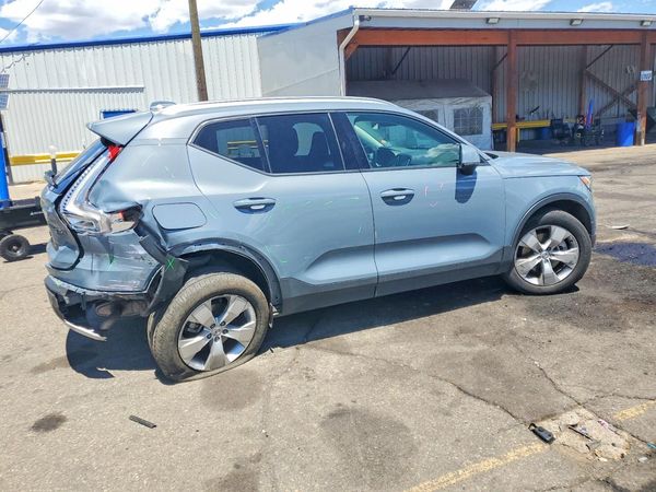 2020 VOLVO XC40 Momentum