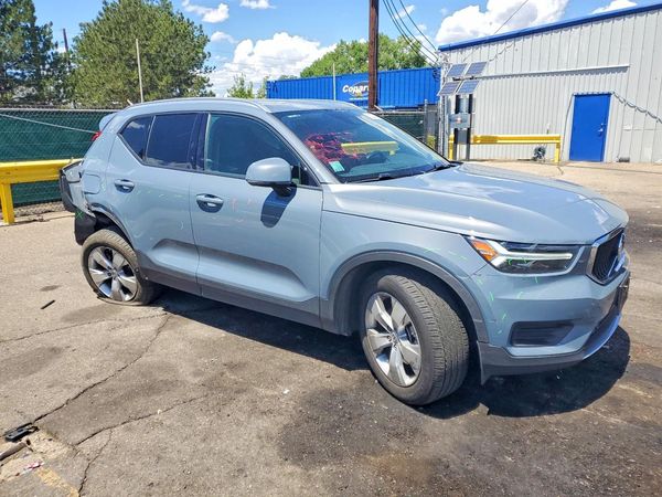 2020 VOLVO XC40 Momentum