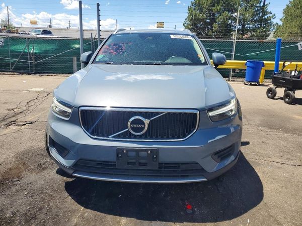 2020 VOLVO XC40 Momentum