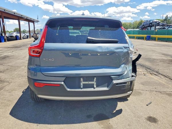 2020 VOLVO XC40 Momentum