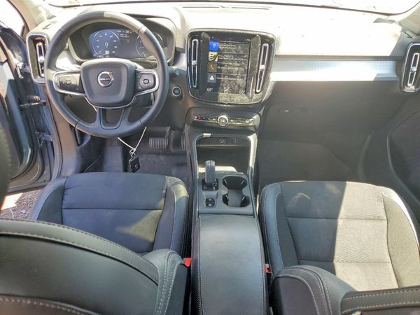 2020 VOLVO XC40 Momentum