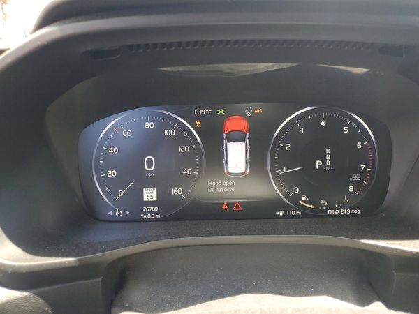 2020 VOLVO XC40 Momentum