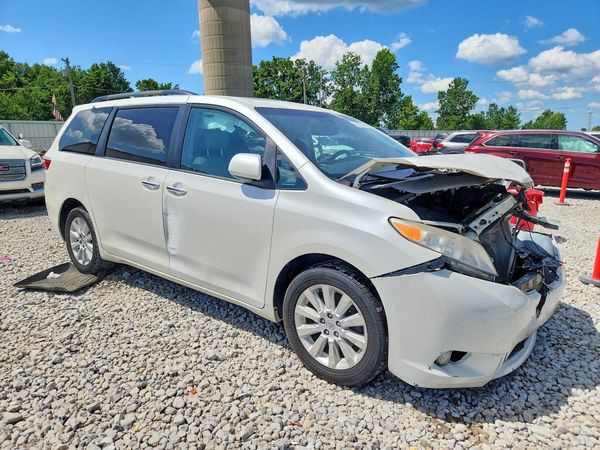 2015 TOYOTA SIENNA