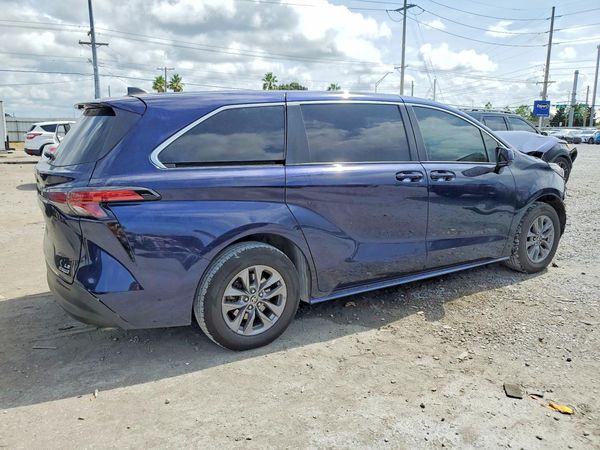 2022 TOYOTA SIENNA LE