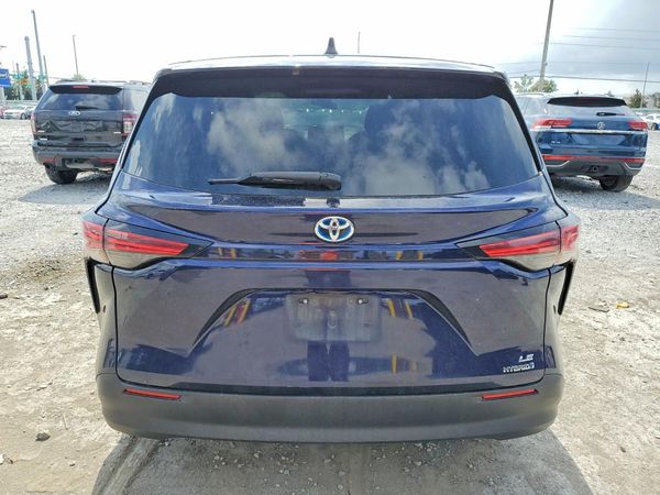 2022 TOYOTA SIENNA LE