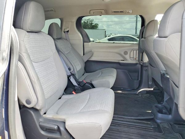 2022 TOYOTA SIENNA LE