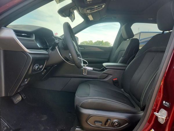 2025 JEEP GRAND CHEROKEE Laredo, Altitude
