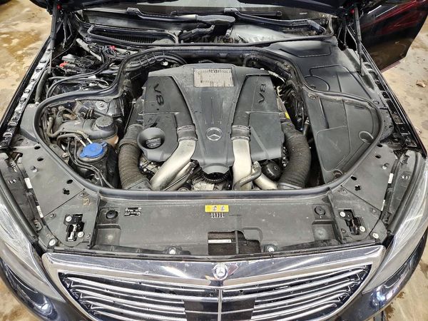 2015 MERCEDES-BENZ S-CLASS S550 — Engine bay