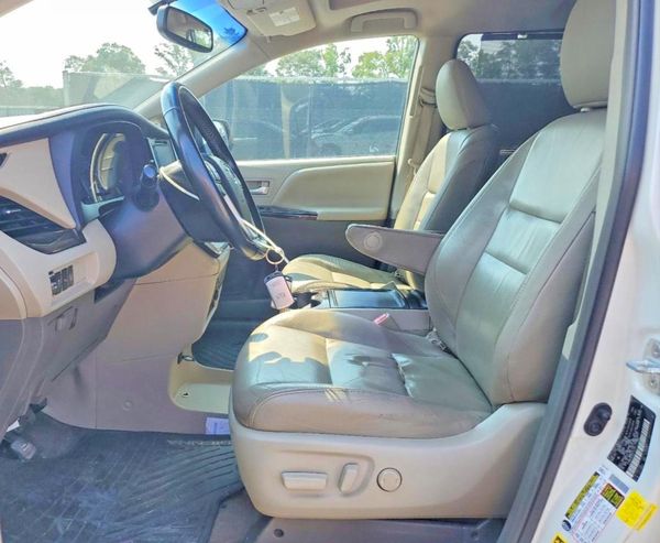 2016 TOYOTA SIENNA