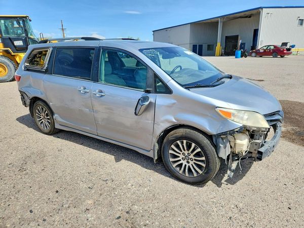 2018 TOYOTA SIENNA