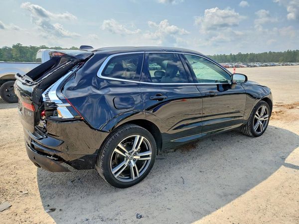 2021 VOLVO XC60 Momentum
