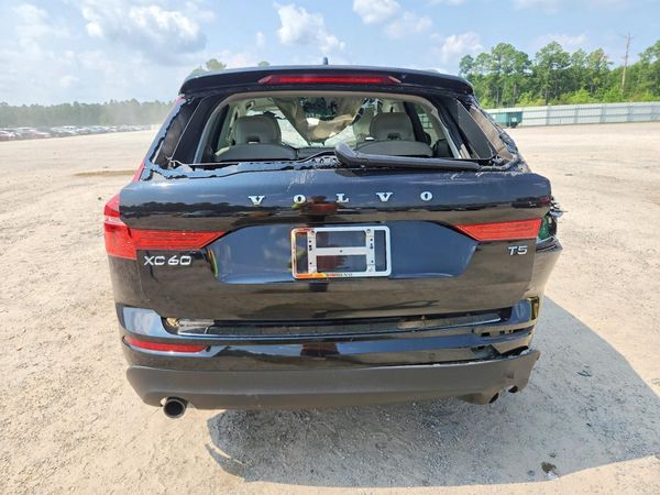 2021 VOLVO XC60 Momentum