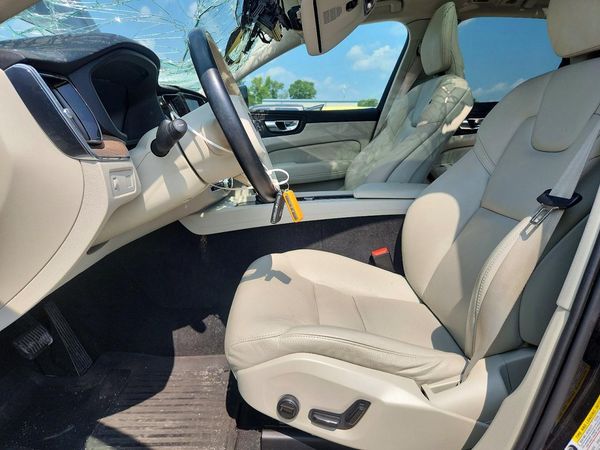2021 VOLVO XC60 Momentum