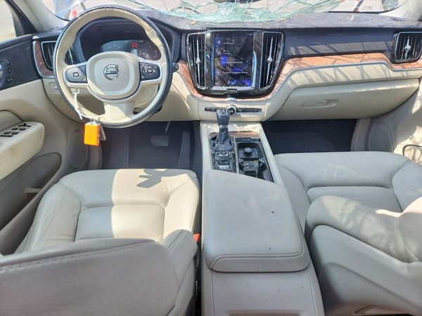 2021 VOLVO XC60 Momentum