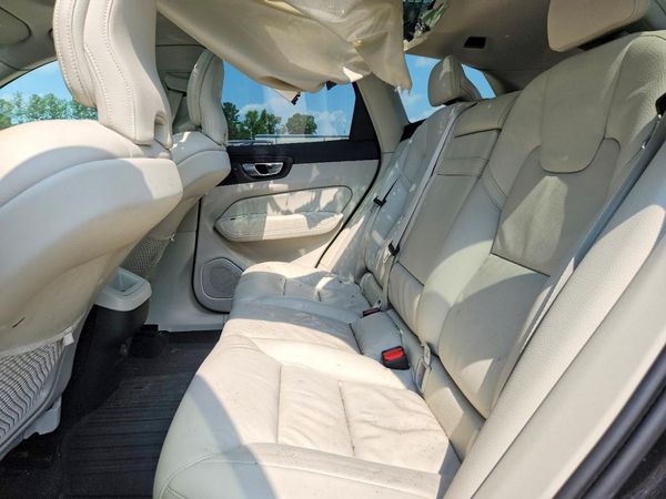 2021 VOLVO XC60 Momentum
