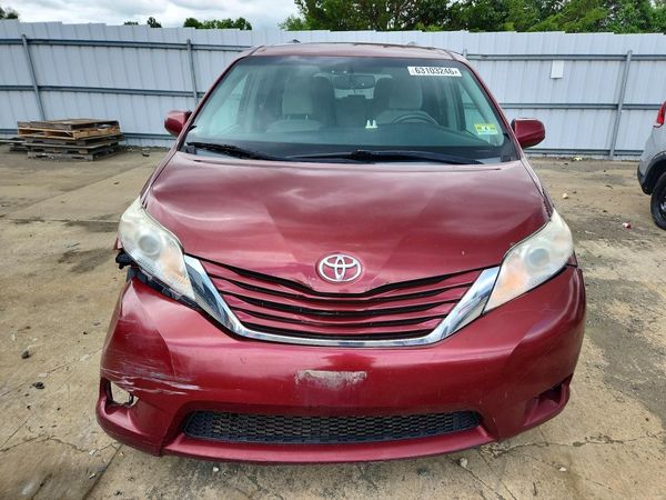 2015 TOYOTA SIENNA