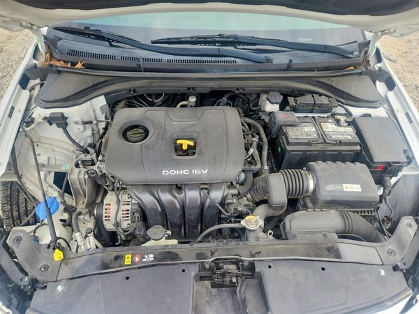 2017 HYUNDAI ELANTRA — Engine bay