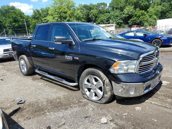 2017 RAM 1500 SLT CREW CAB 4X4