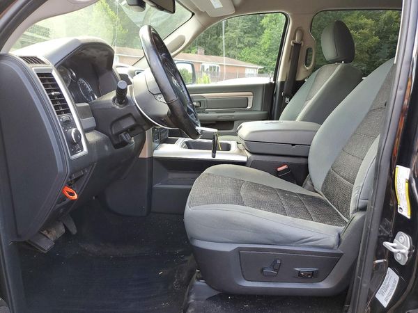2017 RAM 1500 SLT CREW CAB 4X4
