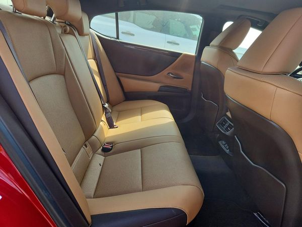2019 LEXUS ES