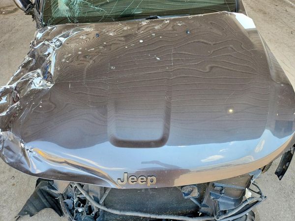 2016 JEEP CHEROKEE Limited — Engine bay