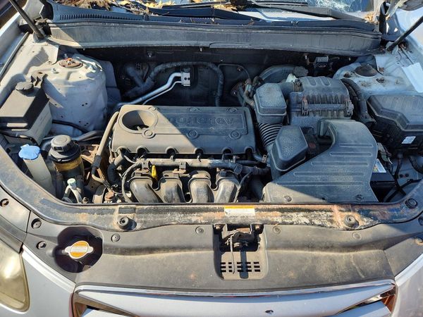 2012 HYUNDAI SANTA FE GL(Middle-low ) — Engine bay