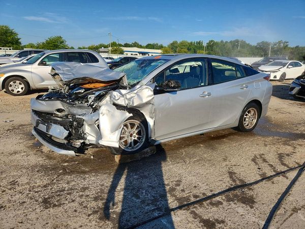2016 TOYOTA PRIUS — Front 3/4