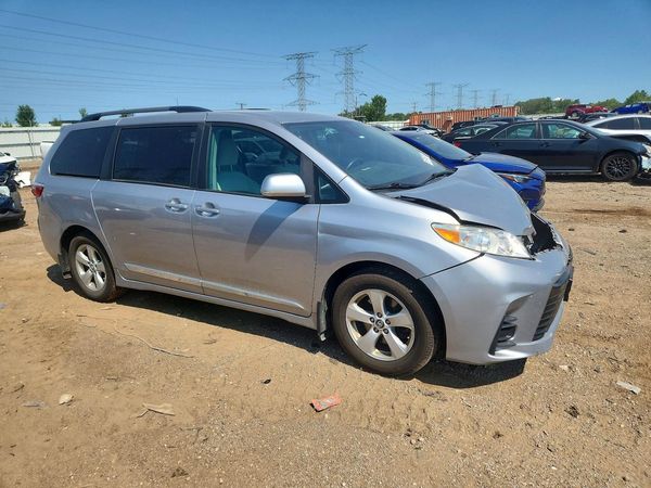 2018 TOYOTA SIENNA LE