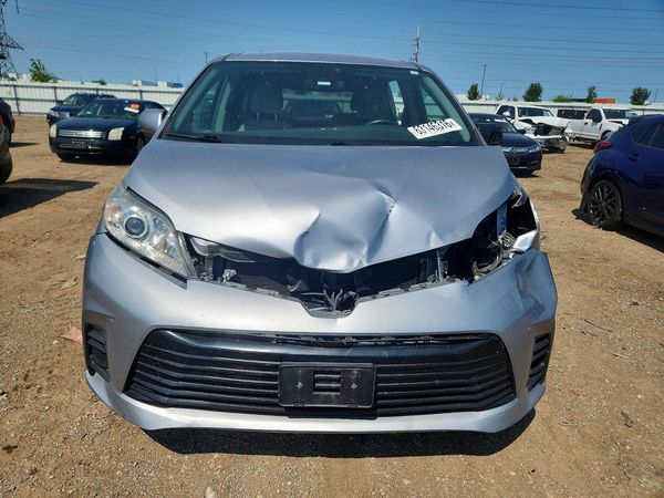 2018 TOYOTA SIENNA LE