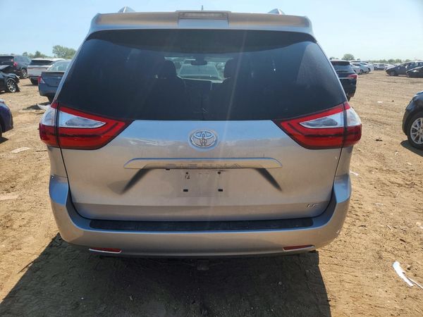 2018 TOYOTA SIENNA LE